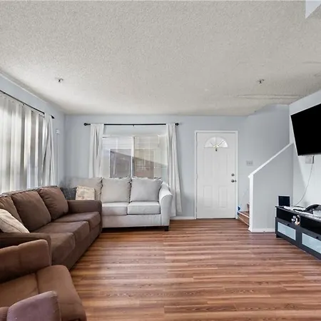 One Bedroom In Shared Townhouse With Pool